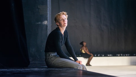Sandra Hüller und Mercy Dorcas Otieno in Shakespeares Tragödie „Hamlet“. 