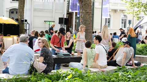 Menschen tauschen sich beim Heidelberger Stückemarkt