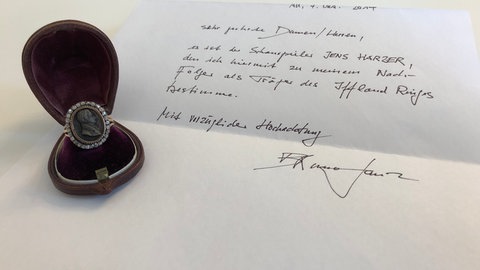 Jens Harzer erhält den Iffland-Ring von Bruno Ganz, dem früheren Träger der renommierten Auszeichnung für Schauspieler im deutschsprachigen Raum.