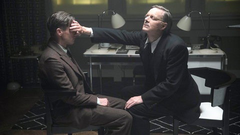 Filmaufnahme aus Babylon Berlin, Jens Harzer spielt Dr. Anno Schmidt