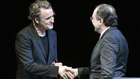 Alexander Schallenberg (ehemaliger Kulturminister Österreichs) überreicht Jens Harzer den Iffland-Ring 