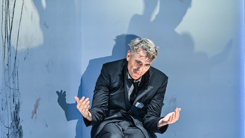 Der Schauspieler Jens Harzer spielt in einer Szene des Stücks „De Profundis“ von Oscar Wilde. 
