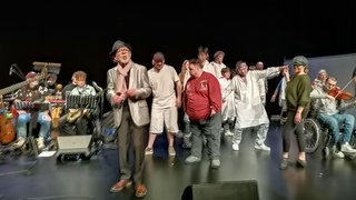 Die Theatergruppe des Vereins, die „Rapsoden“ proben derzeit für ihren großen Auftritt im Dezember im Stuttgarter Theaterhaus