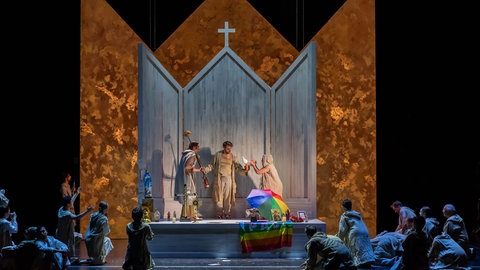 Maryna Zubko, David Pichlmaier, Opernchor und Statisterie des Theaters Ulm in "Le petit pauvre d'Assise" am Theater Ulm