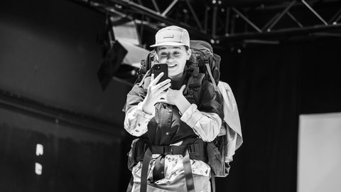 Lenz mit Rucksack und Handy in der Hand