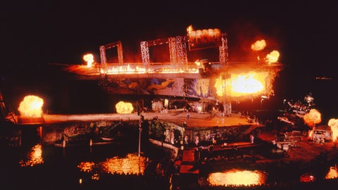 Festspielbühne Bregenz mit Autobahnbrücken-Ruine darauf