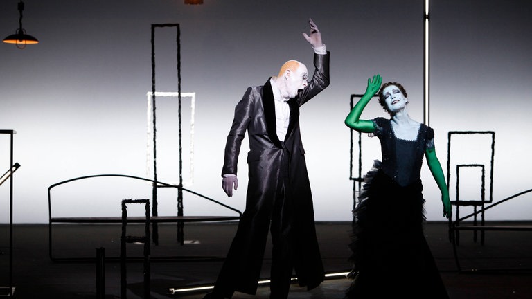 Robert Wilson inszeniert „Lulu“ von Frank Wedeking am Berliner Ensemble (2011)