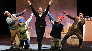 Szenen aus dem Theaterstück "Putsch" am Theater Trier: Die Kabarettistin Klara Milkowski (Marine Schrey) hat ihre ganz eigene Art, Politik zu machen.