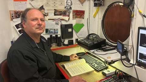 Cornelius Feil setzt an der Stuttgarter Oper die Übertitel um