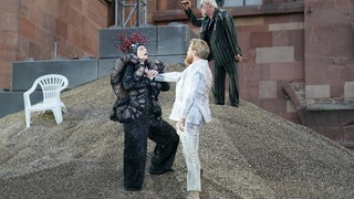 Jasmin Tabatabai als Brunhild, Eivin Nilsen Salthe als Siegfried bei der Fotoprobe für das Stück „SEE AUS ASCHE – Das Lied der Nibelungen“. Die Nibelungenfestspiele werden vom 11. bis 27. Juli auf der Freilichtbühne vor dem Wormser Dom aufgeführt.