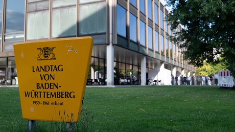 Gebäude mit Schild davor