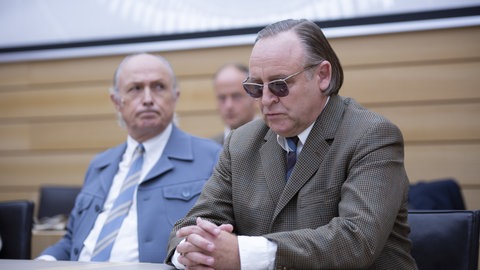 Angeklagter an einem Tisch