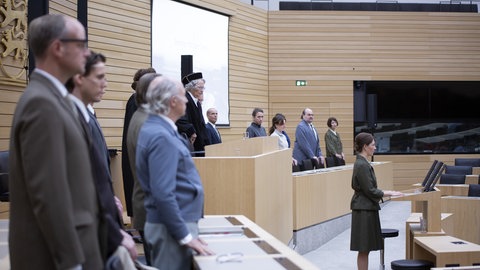 Menschen in Landtagsgebäude