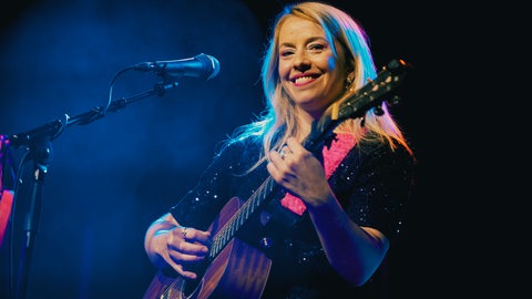 Die Singersongwriterin und Entertainerin Miss Allie