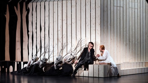 vlnr. Bewegungschor, Ortrud (Julia Faylenbogen), Elsa (Astrid Kessler)