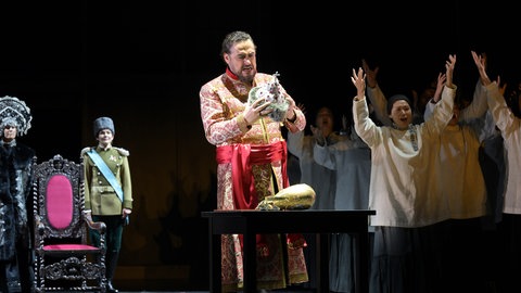 Alexander Tsymbalyuk (Boris Godunow) und Ensemble