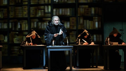 Andreas Bauer Kanabas (Pimen) und Ensemble