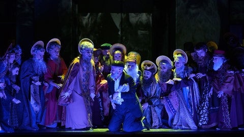 Michael McCown (Gottesnarr; kniend) umringt vom Kinderchor der Oper Frankfurt