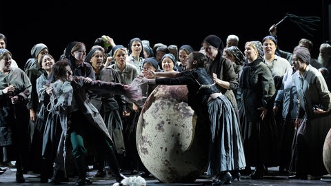 vorne v.l.n.r. Karolina Makuła (Fjodor) und Anna Nekhames (Xenia) sowie im Hintergrund Ensemble