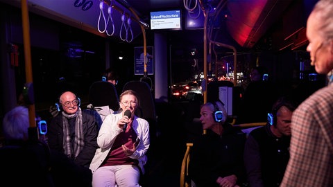 „NACHTSCHICHT - eine Reise durch die Stadt" lädt ein zu einer besonderen Fahrt in einem Linienbus durch die Nacht