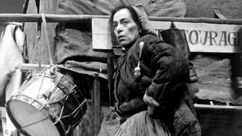 Helene Weigel auf der Bühne als Mutter Courage