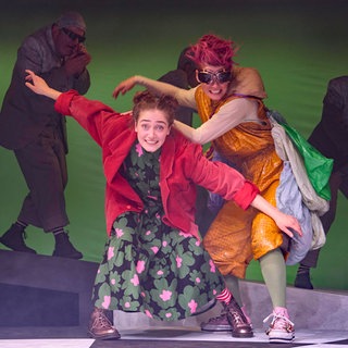 Momo (Hannah Im Hof), Schildkröte Kassiopeia (Linda Schlepps), im Hintergrund die Grauen