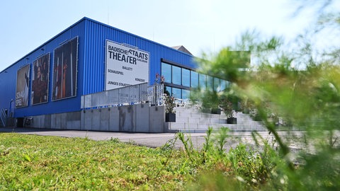 Außenaufnahme des Badischen Staatstheaters. 