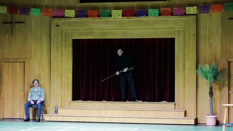 Nicolas Rosat (li) als Alfred Ill und Marcus Schäfer als Pfarrer, Hofbauer