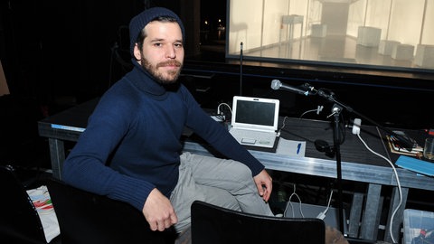 Regisseur Emre Akal im Theater Hoch X
