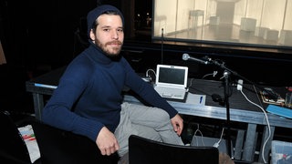 Regisseur Emre Akal im Theater Hoch X