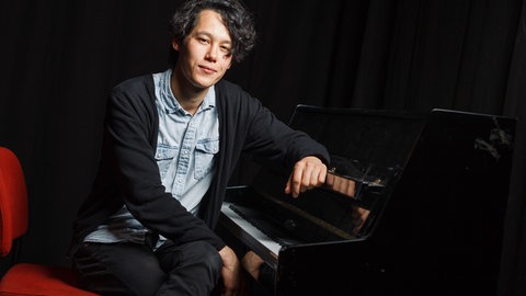 Mann am Klavier