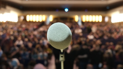 Mikrofon vor Menschenmenge