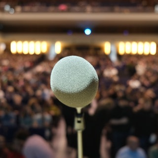 Mikrofon vor Menschenmenge