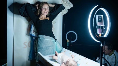 Szene aus der Performance "Reborn" mit Winnie Luzie Burz