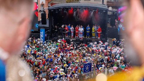 Hofsänger vor großem Publikum auf der Bühne am Mainzer Schillerplatz