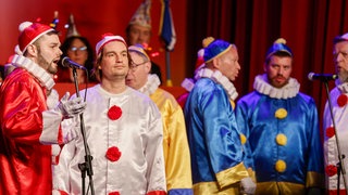 Mainzer Höfsänger in bunten Kostümen bei einem Auftritt beim Draiser Carneval Club im Jahr 2023