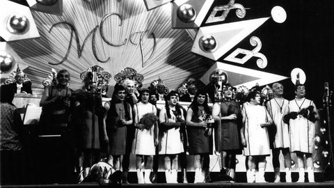 Schwarz-weiß Aufnahme der Hofsänger in Frauenkleidern aus dem Jahr 1968