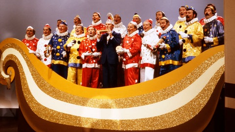 Mainzer Hofsänger in bunten Kostümen in Fernsehkulisse