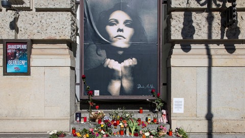 Gedenkort mit Blumen und Foto von AnNa R. in Berlin