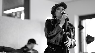 Schwarzweißaufnahme der Sängerin Julia Vieregge beim Singen