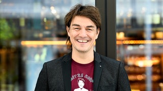 Fototermin mit Matze Knop am Kastens Hotel Luisenhof. Hannover, 15.07.2022 | Zwischen Boybands, Bravo und Fußball: Das würde Comedian Matze Knop tun, wenn die 90er zurückkämen