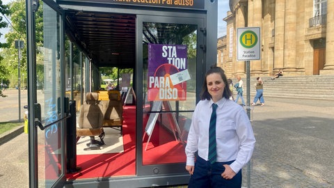 Komponistin Sara Glojnaric vor der Staatsoper Stuttgart