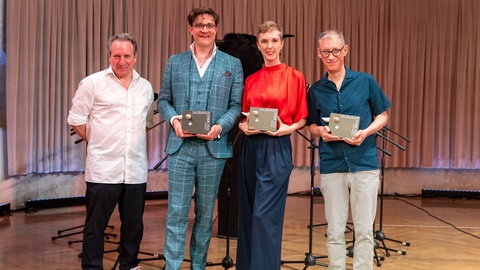 Salzburger Stier 2026: Moderator Robert Palfrader, die Preisträger Bodo Wartke, Sonja Pikart und Markus Schönholzer