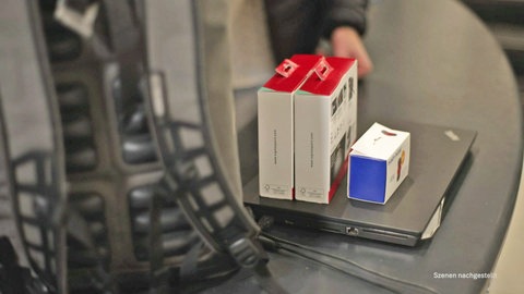 Fahrradzubehör liegt auf einem Laptop