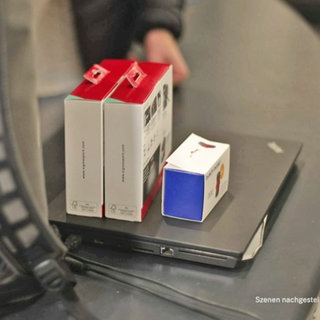 Fahrradzubehör liegt auf einem Laptop