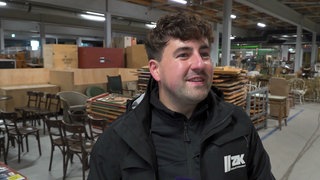 Max Mohr schaut sich im SWR Fundus in Baden-Baden um. Die Gegenstände werden online versteigert.