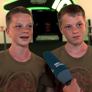 Zwei Teenager bei der Premiere von Jurassic World in Mannheim. Sie geben ein Interview.