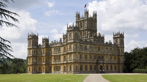 Highclere Castle bekannt aus der Serie Downton Abbey