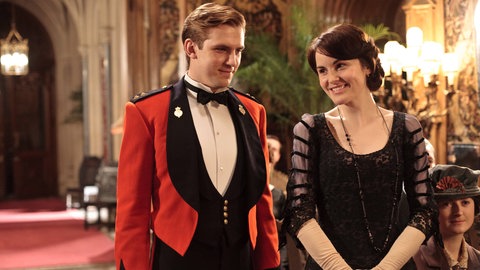 Liebe auf Umwegen: Mary Crawley (Michelle Dockery) und Matthew Crawley (Dan Stevens) werden im Laufe der Serie zum Traumpaar, obwohl sie anfangs kaum etwas miteinander zu tun haben und sich sogar abweisend begegnen.