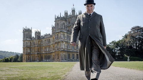 Butler Carson (Jim Carter) vor dem Herrenhaus Downton Abbey